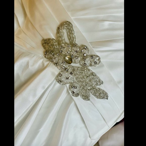 Allure Off white Strapless Wedding gown dress 8 - Picture 6 of 10